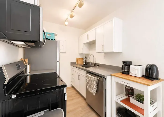 Colorful Downtown Condo, 2 Bedrooms, King Bed