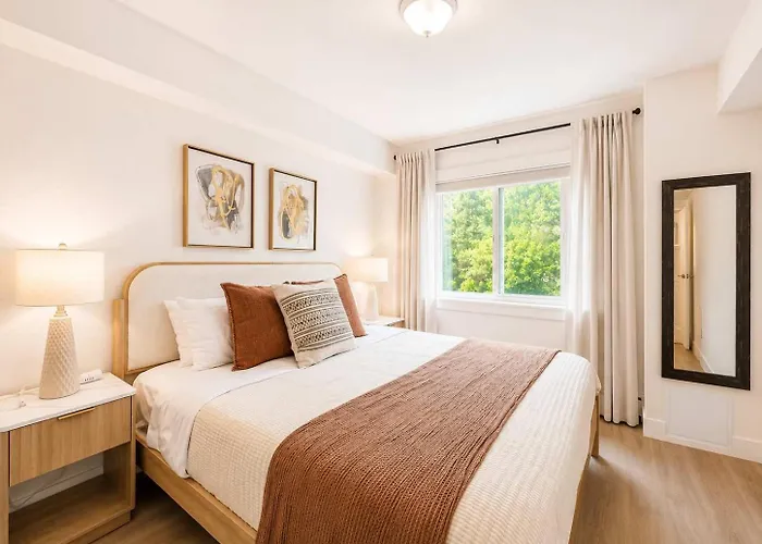 Colorful Downtown Condo, 2 Bedrooms, King Bed