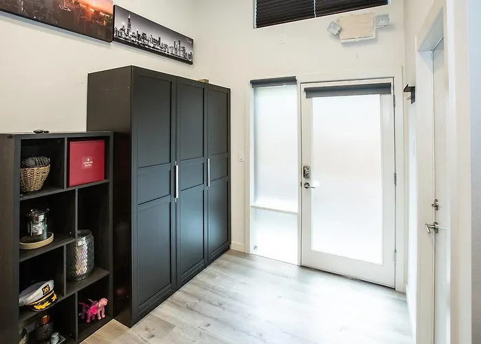 Modern Seattle 1 Bedroom Condo Sleeps 4