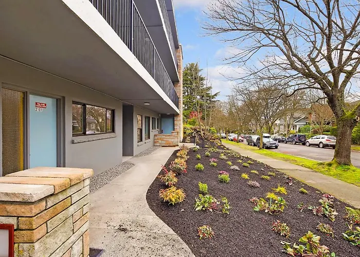 Corner Unit With Panoramic Views Of Water/Mountain
