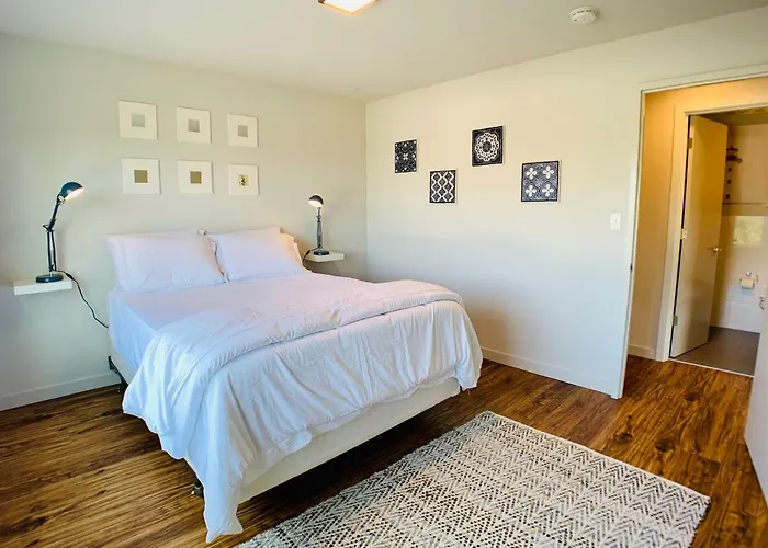 Corner Unit With Panoramic Views Of Water/Mountain